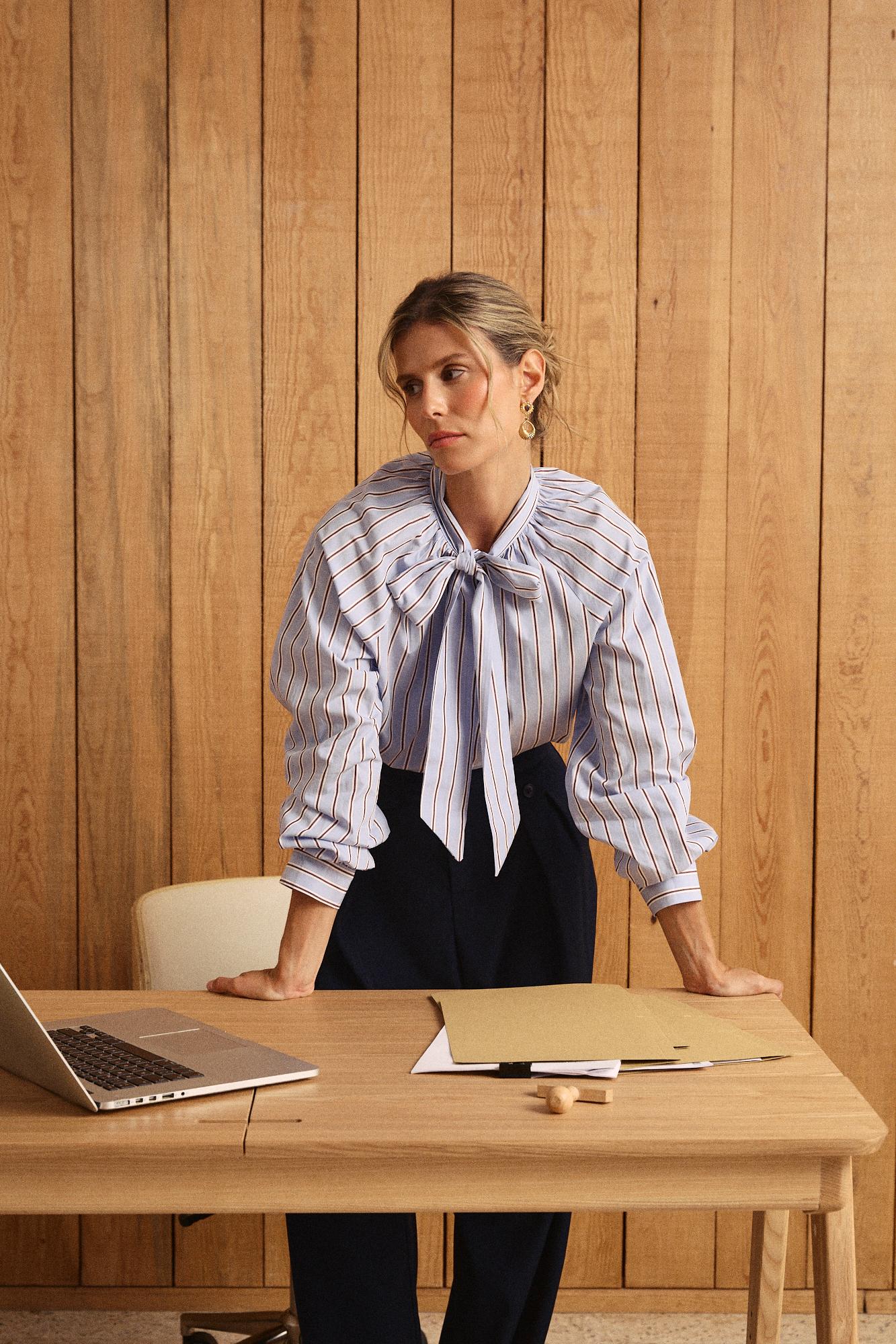 Camisa às riscas com laço Giomar