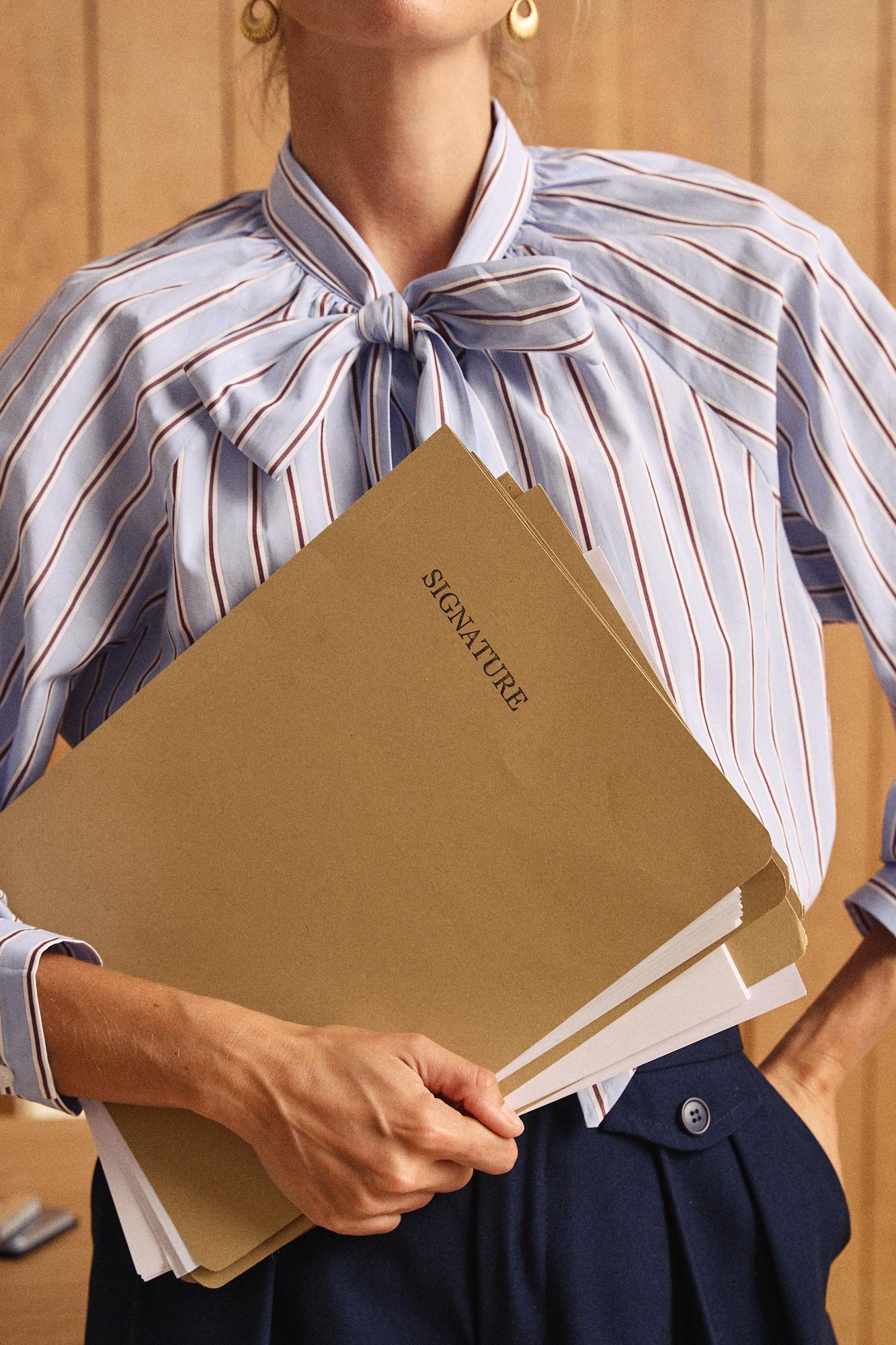 Camisa às riscas com laço Giomar
