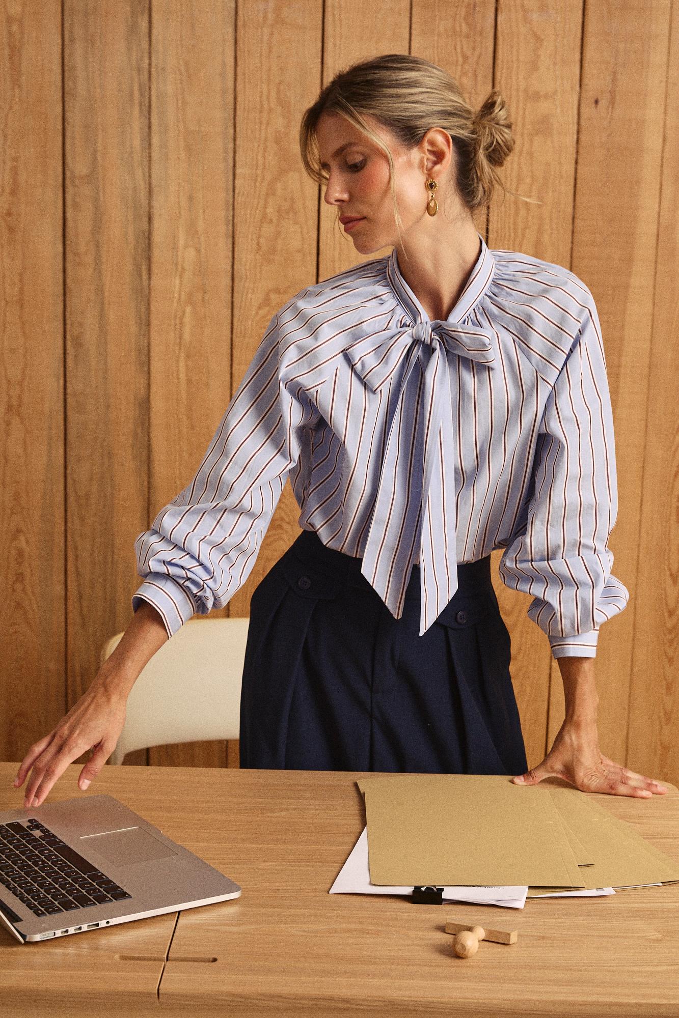 Camisa às riscas com laço Giomar