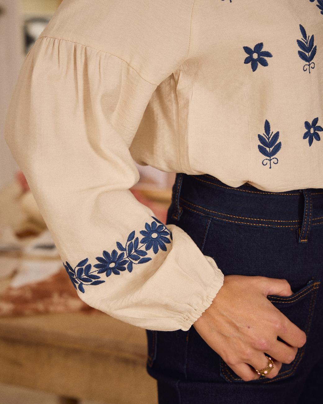 Blusa com Bordados Alexandra