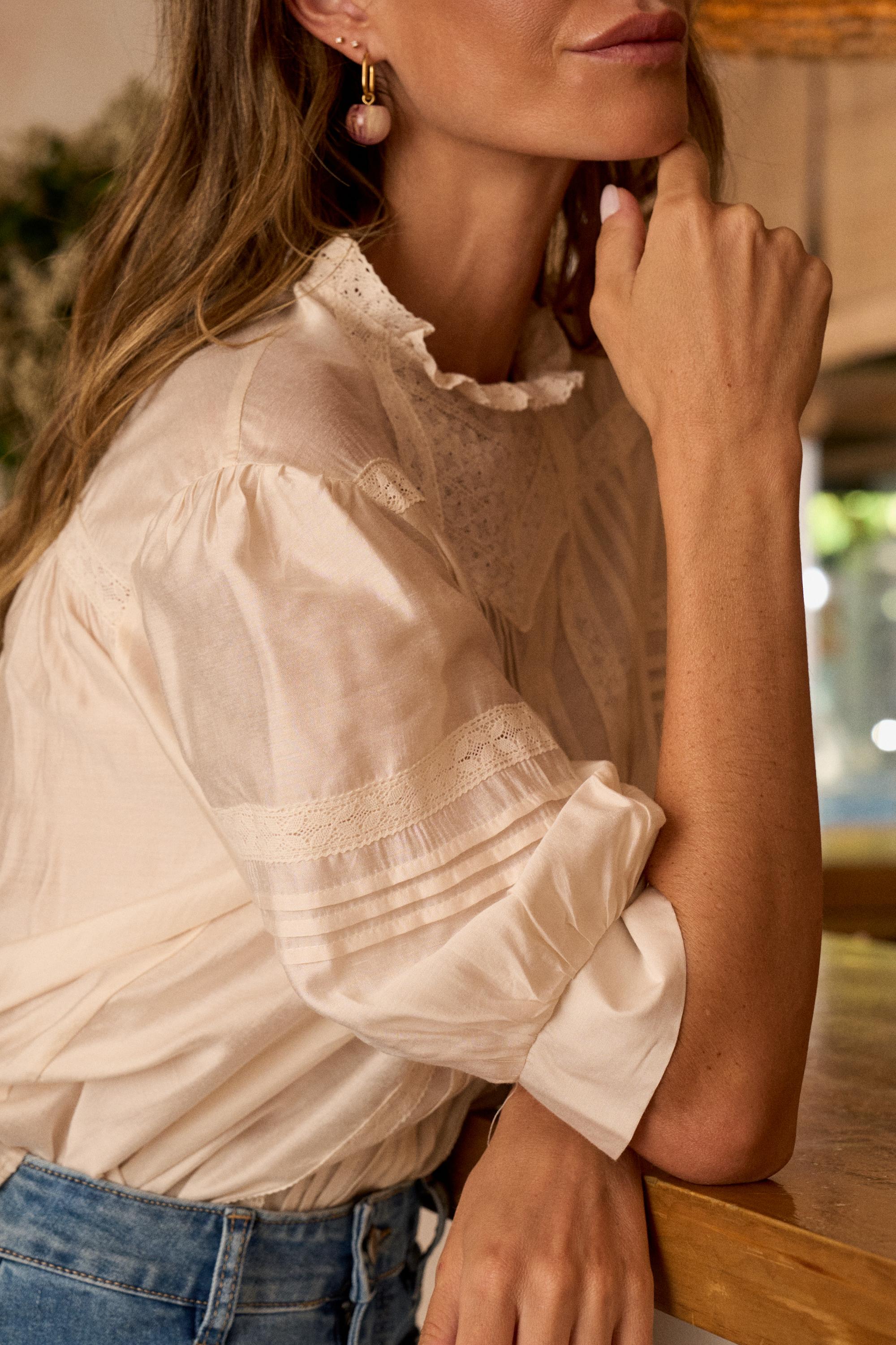 Blusa de renda Aluna
