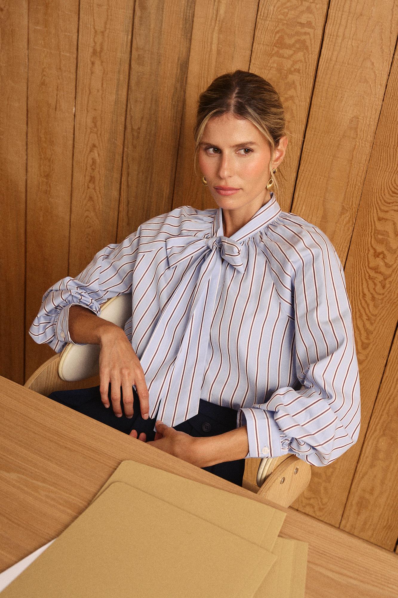 Camisa às riscas com laço Giomar