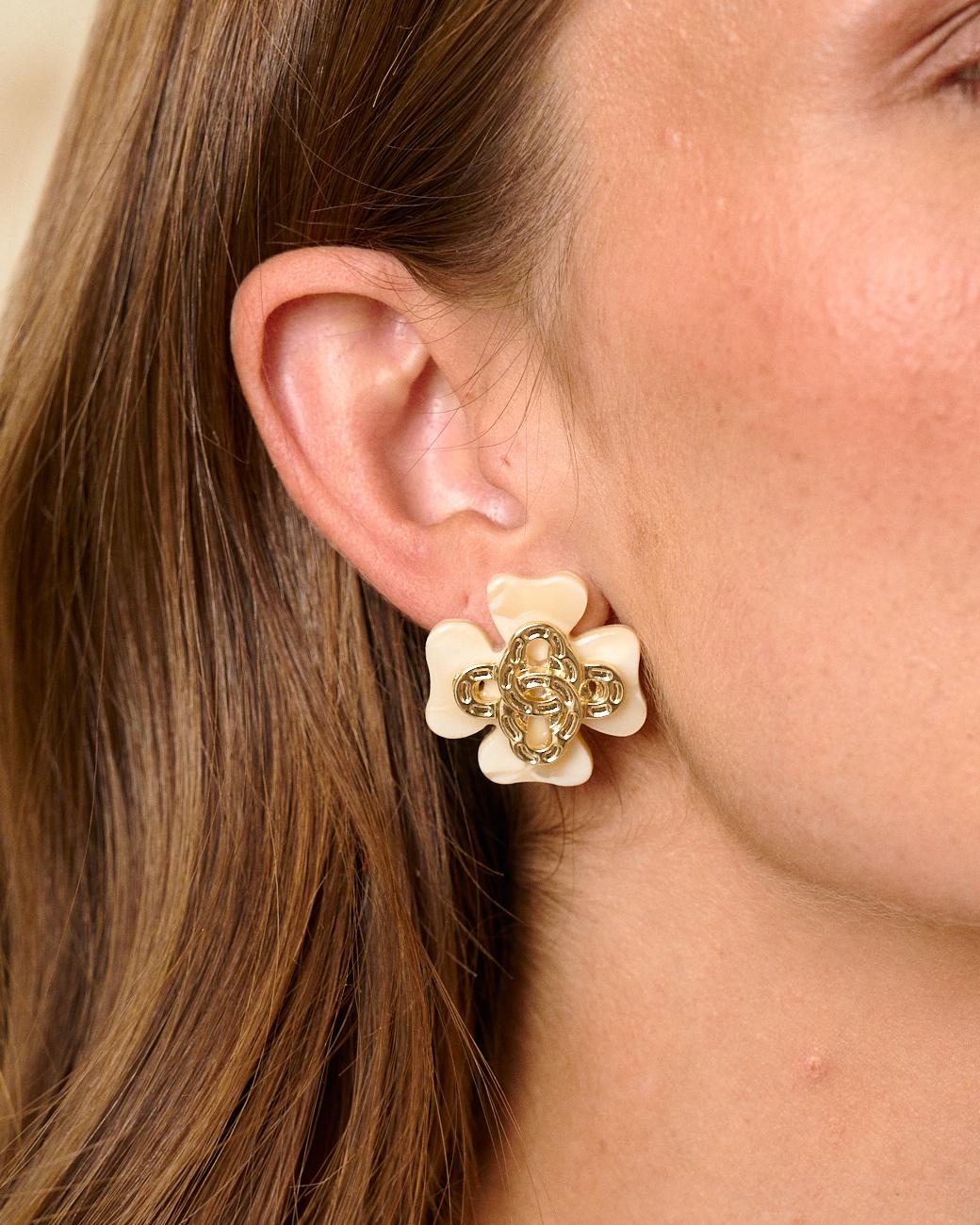 Brinco Flor Madrepérola Roxy