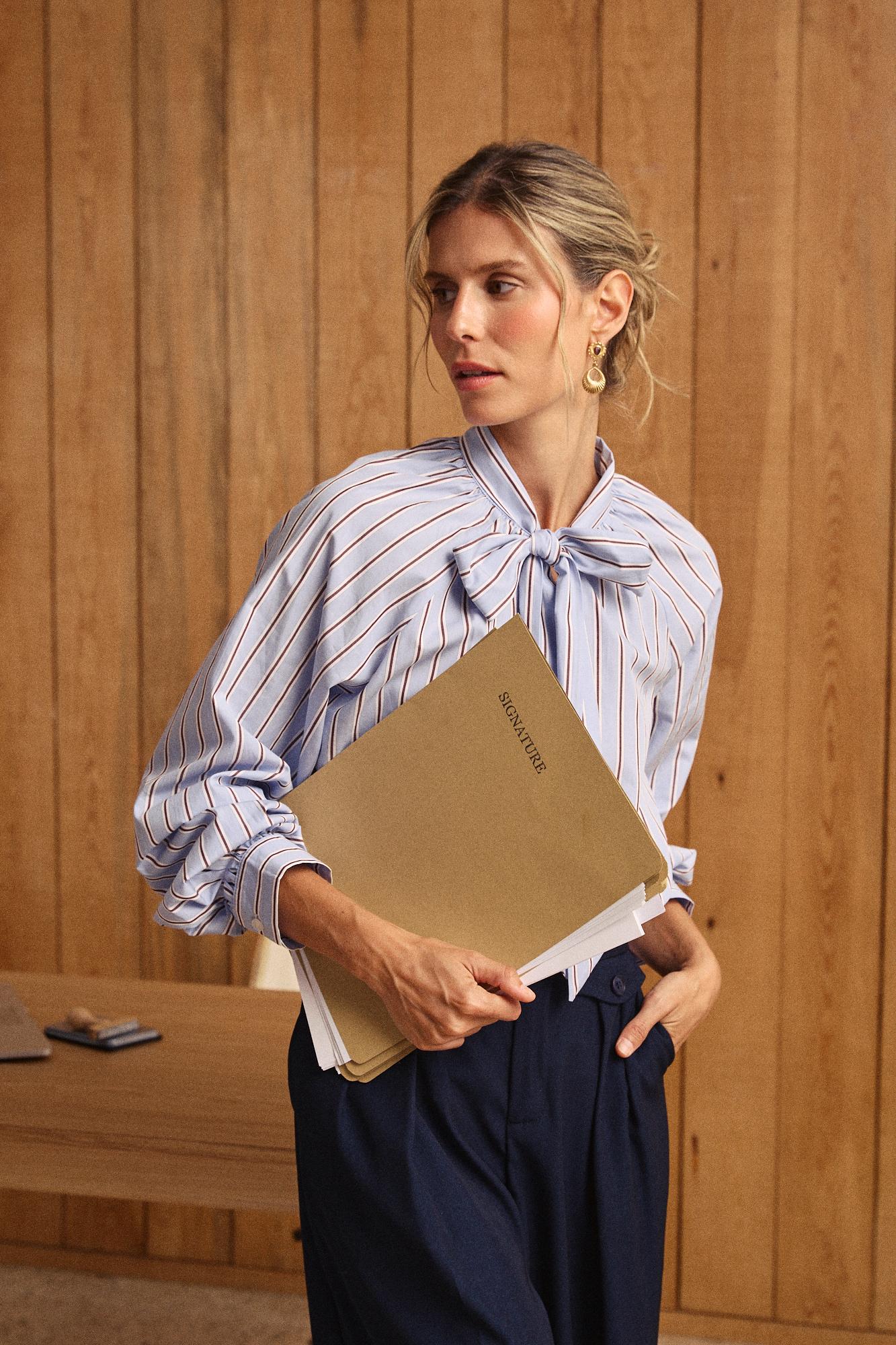 Camisa às riscas com laço Giomar