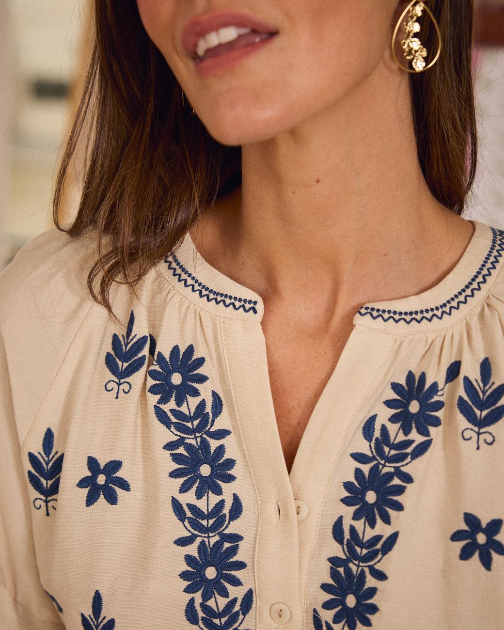 Blusa com Bordados Alexandra