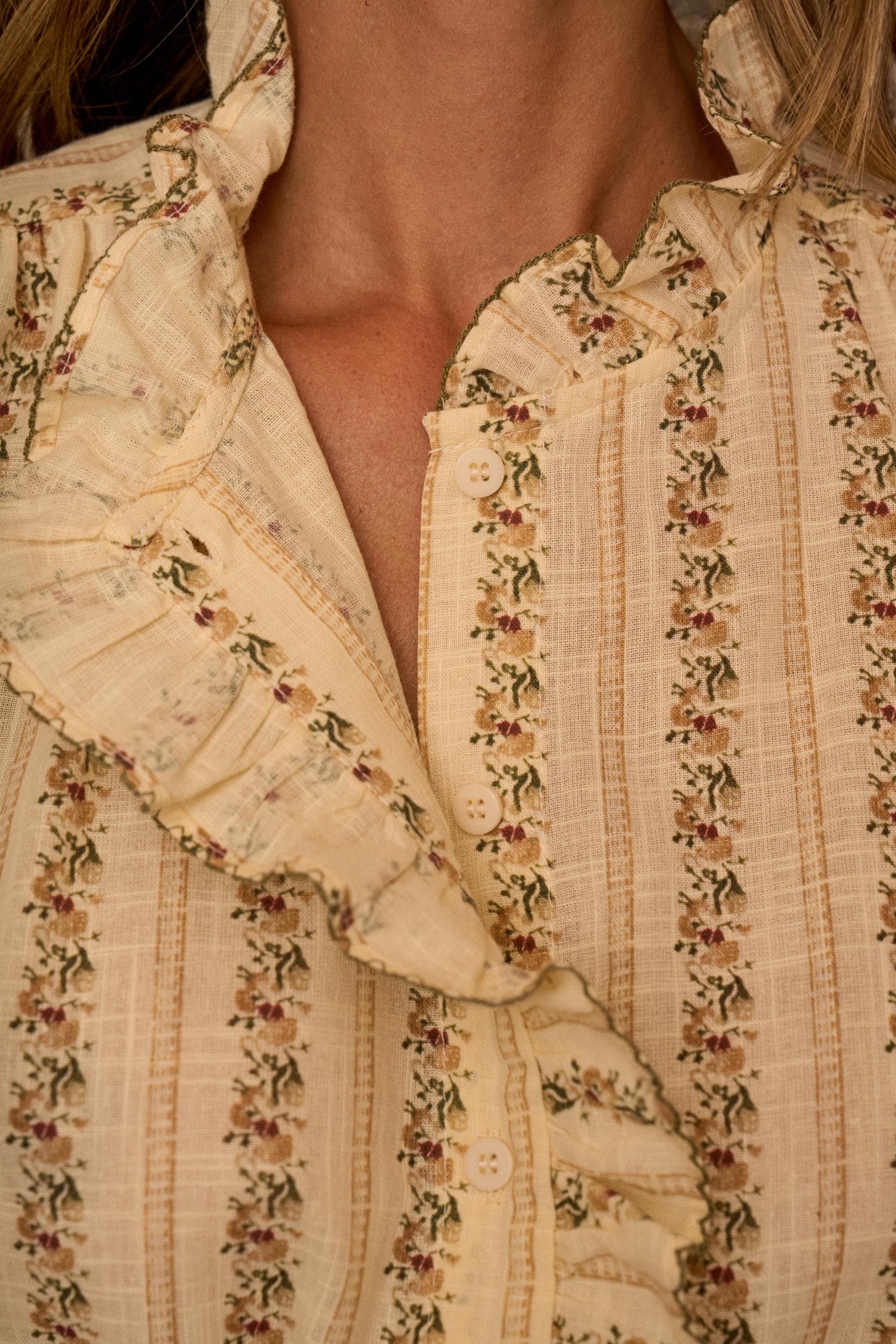 Camisa com flores Ismene