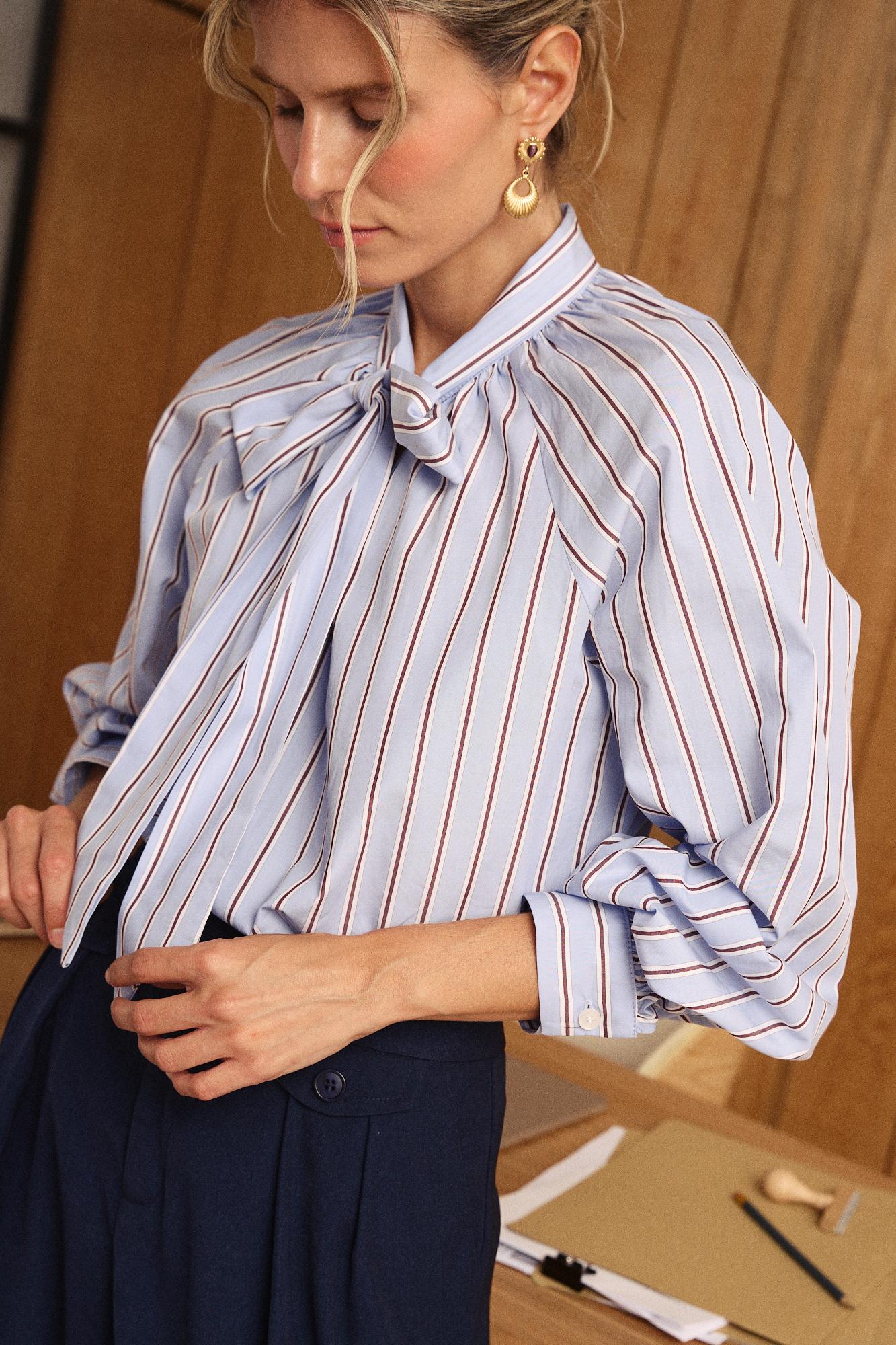 Camisa às riscas com laço Giomar