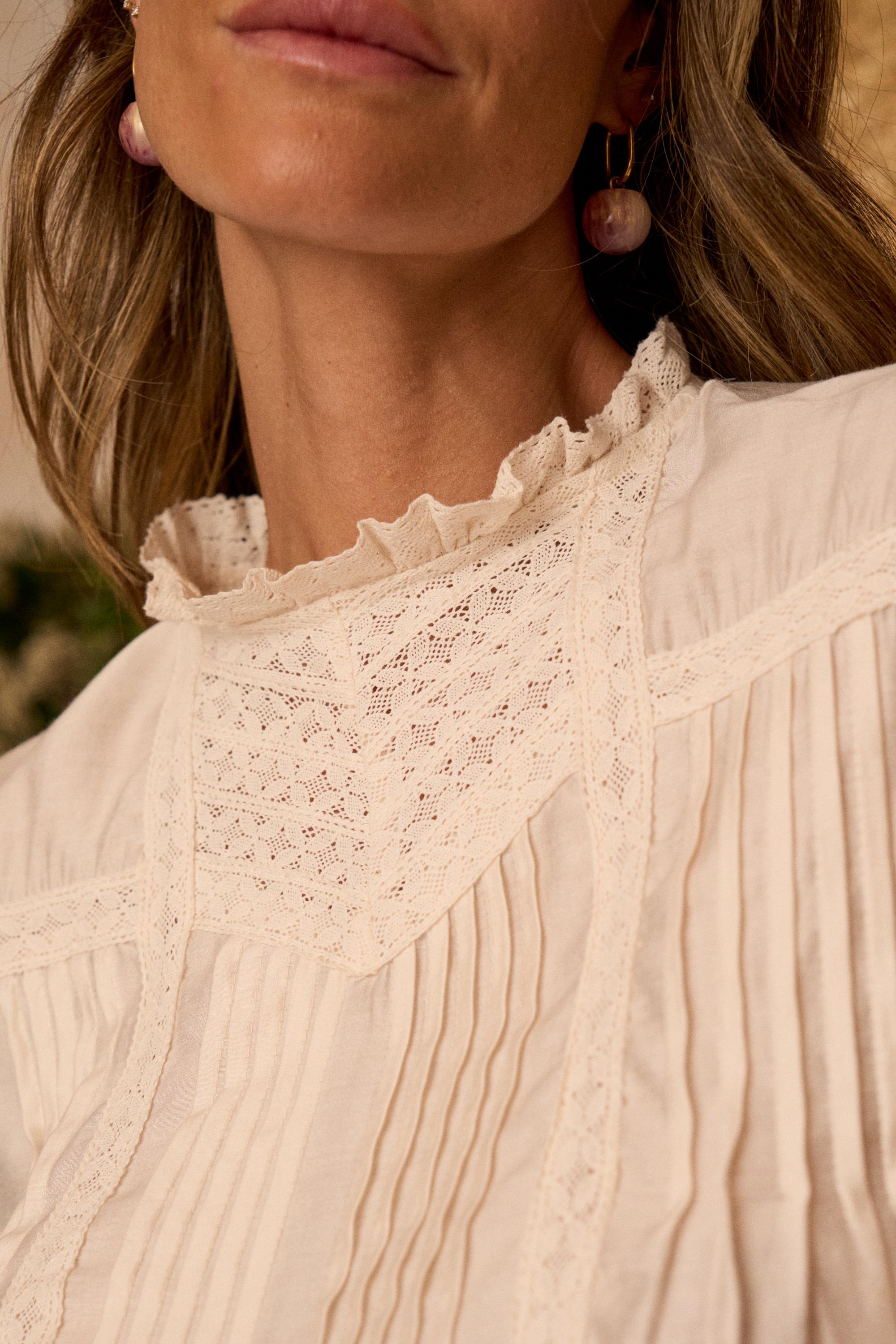Blusa de renda Aluna